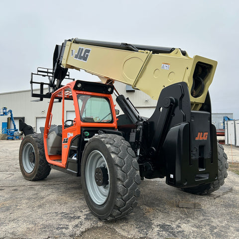 2017 JLG 1055