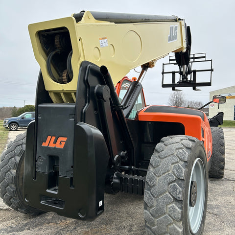 2017 JLG 1055