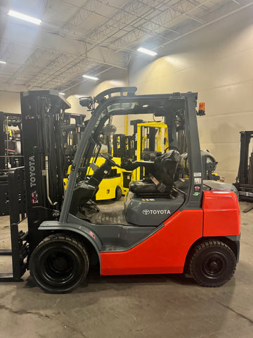 2020 TOYOTA 8FGU25 5000 LB LP GAS FORKLIFT PNEUMATIC 87/189" 3 STAGE MAST SIDE SHIFTING FORK POSITIONER ONLY 945 HOURS STOCK # BF9168279-BUF