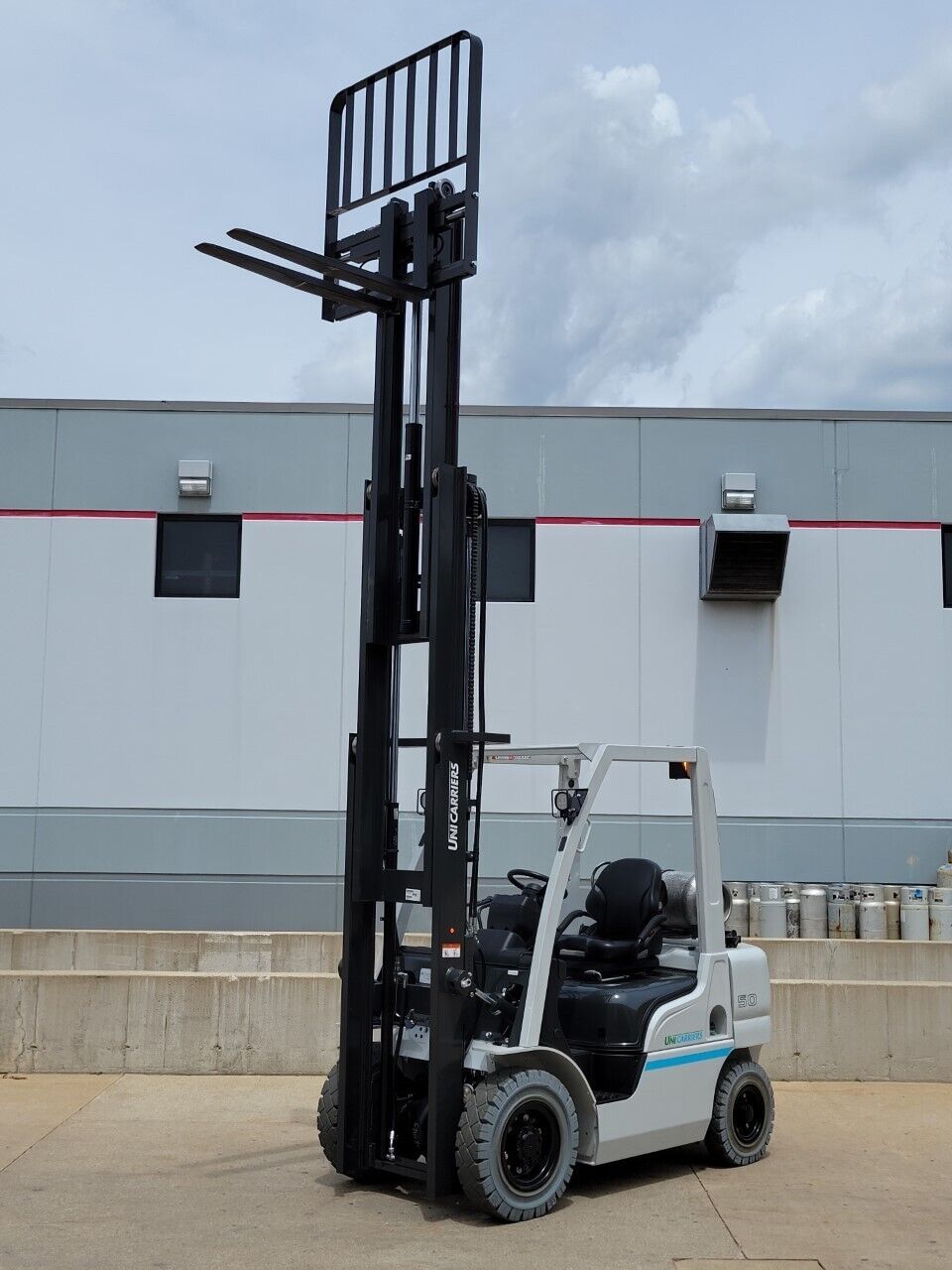 2022 NISSAN/UNICARRIER MP1F2A25DV 5000 LB DUAL FUEL FORKLIFT SOLID