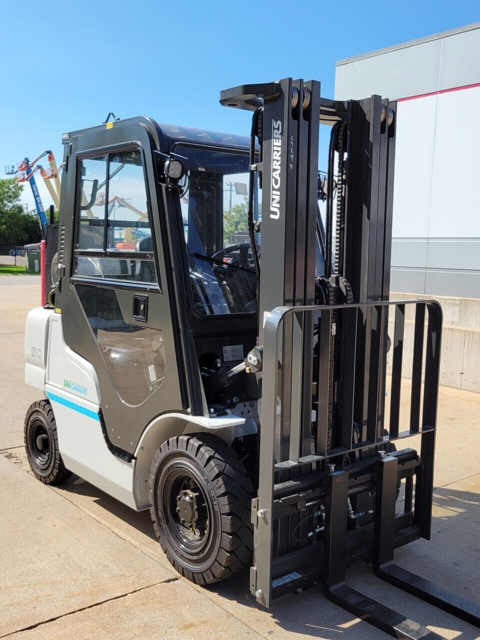 2022 NISSAN/UNICARRIER MP1F2A25LV 5000 LB LP GAS FORKLIFT SOLID